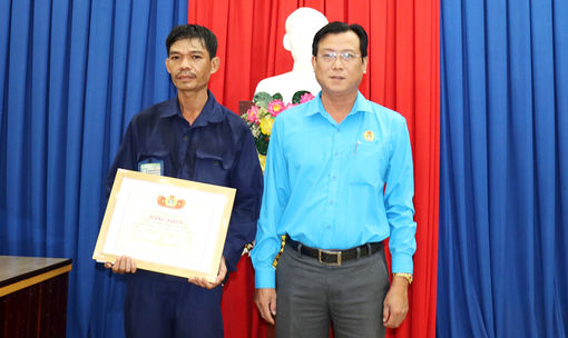 Liên đoàn Lao động An Giang tặng Bằng khen cho công nhân có nghĩa cử đẹp