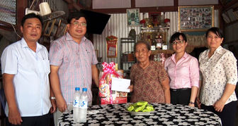 Chủ tịch UBND huyện Phú Tân Lê Nguyên Châu thăm, tặng quà gia đình chính sách tiêu biểu