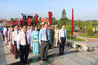 Lãnh đạo huyện Châu Thành viếng Nghĩa trang liệt sĩ tỉnh và Nhà bia tưởng niệm các anh hùng liệt sĩ