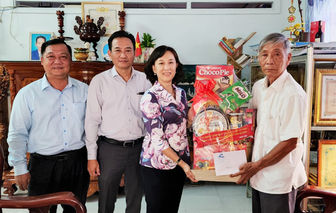 Phó Chủ tịch UBND tỉnh An Giang Nguyễn Thị Minh Thúy thăm gia đình đại tá Huỳnh Trí