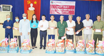 Tặng 40 phần quà cho gia đình chính sách xã Nhơn Hưng