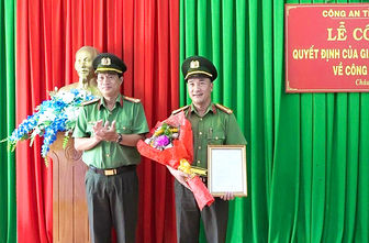 Trao quyết định Phó Trưởng Công an huyện Châu Phú