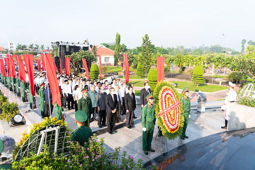 Lãnh đạo tỉnh An Giang viếng nghĩa trang liệt sĩ tỉnh nhân kỷ niệm 75 năm ngày Thương binh - Liệt sĩ 27/7