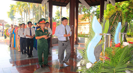 Lãnh đạo TP. Long Xuyên viếng, dâng hương tại khu di tích cách mạng Mỹ Khánh