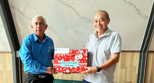 Liên đoàn Lao động tỉnh An Giang tặng quà cán bộ công đoàn qua các thời kỳ