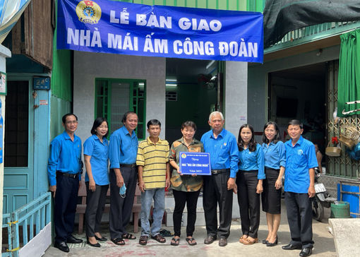 Liên đoàn Lao động tỉnh An Giang bàn giao 8 Mái ấm công đoàn