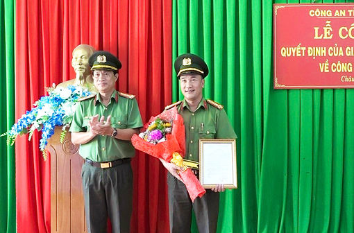 Trao quyết định Phó Trưởng Công an huyện Châu Phú