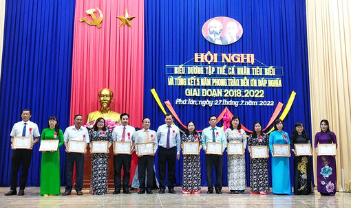 Biểu dương 17 tập thể và 78 cá nhân tiêu biểu trong phong trào “Đền ơn đáp nghĩa” ở Phú Tân