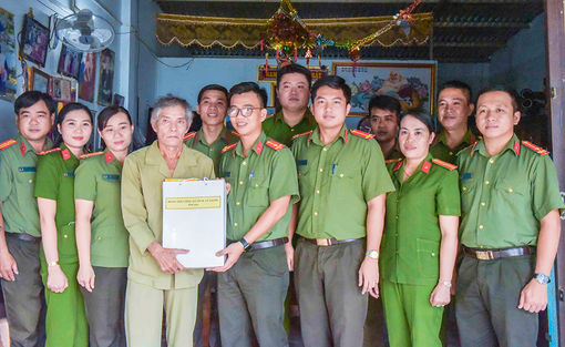 Công an An Giang thăm, tặng quà mẹ Việt Nam Anh hùng, thân nhân liệt sĩ, thương, bệnh binh có hoàn cảnh khó khăn