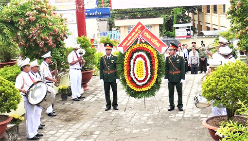 Lãnh đạo TP. Châu Đốc viếng Nhà bia ghi danh liệt sĩ và mộ 47 liệt sĩ khuyết danh