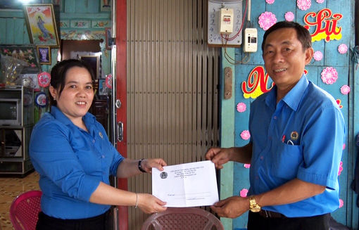 Liên đoàn Lao động huyện Phú Tân thăm, tặng quà cho đoàn viên công đoàn là con liệt sĩ
