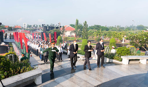 “Những cuộc đời đã hóa núi sông ta”