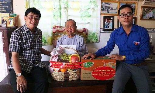 Thăm, tặng quà nữ cán bộ tình báo, Ni trưởng Thích nữ Diệu Thông