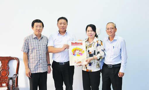 Bản tin Thị trường Việt Nam làm việc, trao đổi kinh nghiệm với Báo An Giang