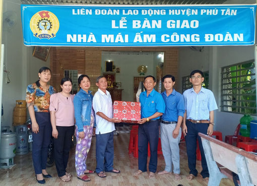 Liên đoàn Lao động huyện Phú Tân bàn giao Mái ấm công đoàn cho đoàn viên là em của liệt sĩ