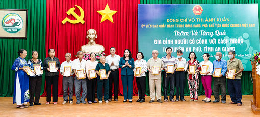 Phó Chủ tịch nước Cộng hòa XHCN Việt Nam Võ Thị Ánh Xuân thăm và tặng quà gia đình chính sách tại huyện An Phú