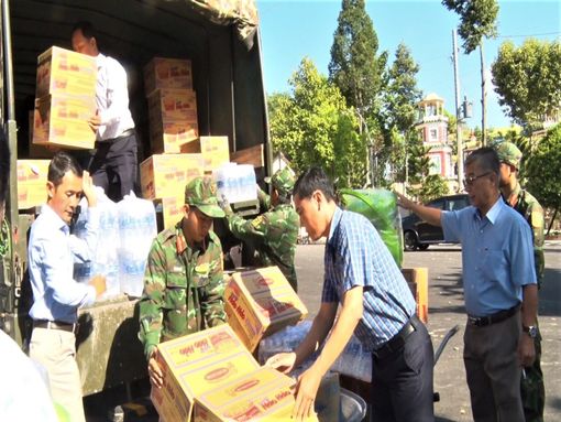 UBMTTQVN TP. Châu Đốc thăm, tặng quà cán bộ, chiến sĩ phục vụ diễn tập khu vực phòng thủ năm 2022