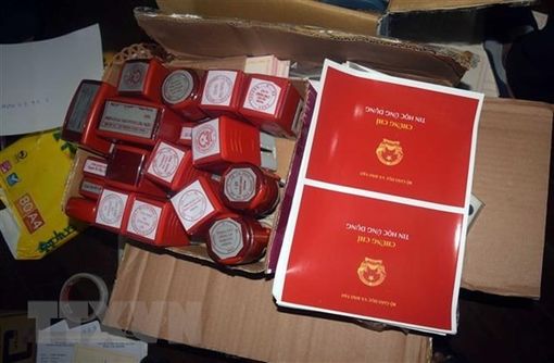 Triệt phá nhóm đối tượng làm giả, mua bán các loại giấy tờ của cơ quan, tổ chức