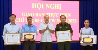Huyện ủy Phú Tân tổ chức hội nghị giao ban thực hiện Chỉ thị 05-CT/TW và Kết luận 01-KL/TW của Bộ Chính trị