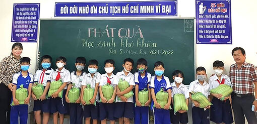 Đỡ đầu học sinh hoàn cảnh khó khăn