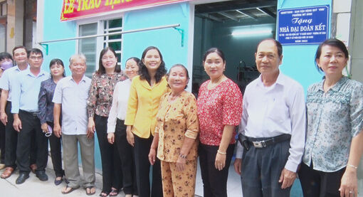 Phường Mỹ Bình bàn giao 2 nhà Đại đoàn kết và Tình nghĩa
