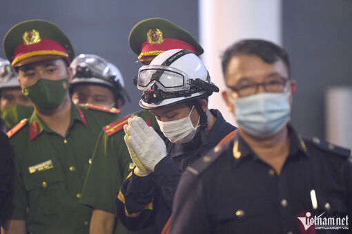 Khoác trang phục cứu hỏa, viếng đồng đội mà nước mắt chảy tràn