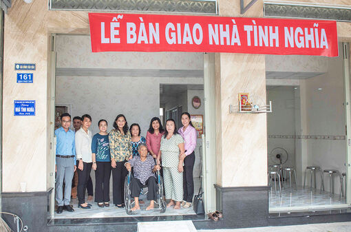 Trao tặng nhà Tình nghĩa cho người có công với nước ở phường Mỹ Long