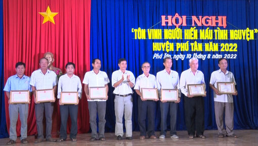 Tôn vinh 67 người tham gia hiến máu tình nguyện tại huyện Phú Tân
