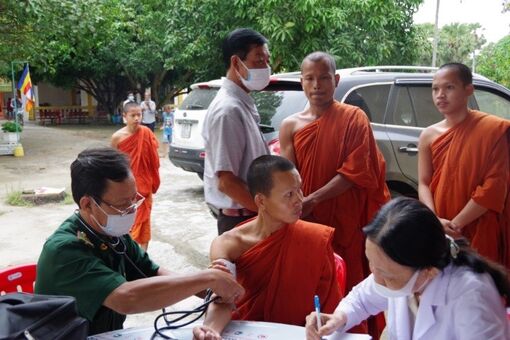 Khám bệnh, cấp thuốc, tặng quà cho người dân biên giới An Giang