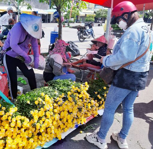 Sôi động thị trường phục vụ lễ Vu lan