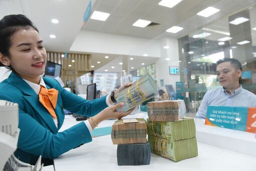 Các ngân hàng thực hiện chính sách rút tiền linh hoạt có lợi cho khách hàng