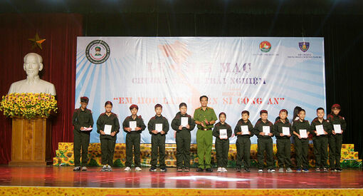 52 học sinh tham gia lớp “Em học làm chiến sĩ công an”