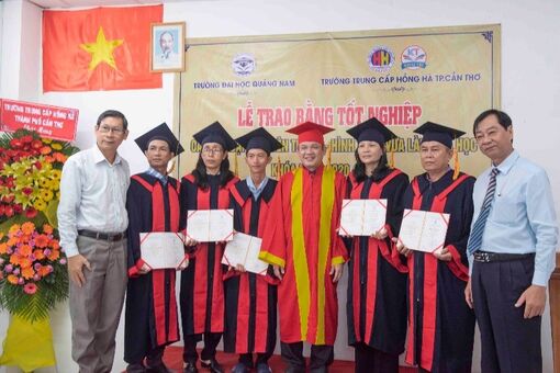 Trao bằng tốt nghiệp Lớp Đại học liên thông giáo dục tiểu học, niên khóa 2020- 2022