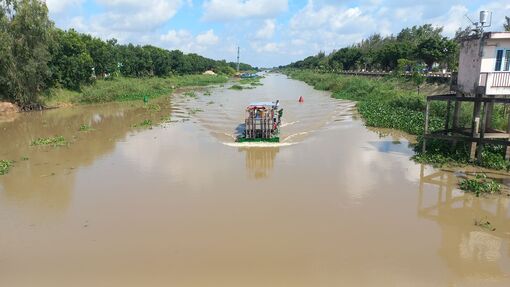 Nước lũ bắt đầu đổ về các huyện vùng Đồng Tháp Mười