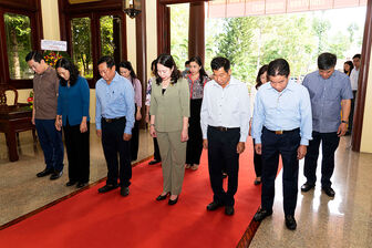 Phó Chủ tịch nước Võ Thị Ánh Xuân dâng hoa, dâng hương tại đền thờ Chủ tịch Tôn Đức Thắng