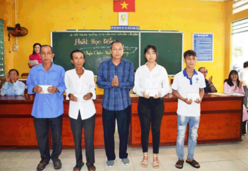 Hội Cựu học sinh Trường Vừa học vừa làm Cần Đăng trao học bổng cho học sinh nghèo đậu đại học