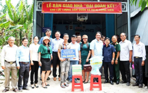 Trao tặng 2 căn nhà Đại đoàn kết tại xã Vĩnh An