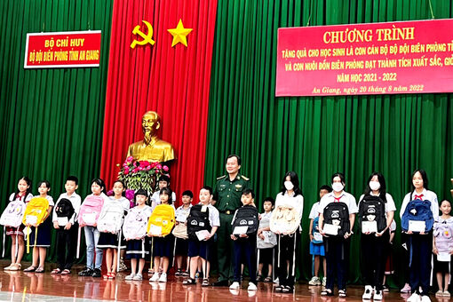 Tuyên dương 218 học sinh, là con cán bộ Bộ đội Biên phòng An Giang học tập giỏi