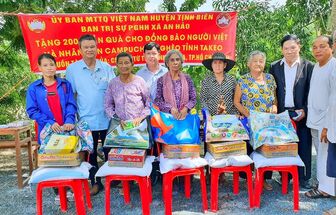 Tặng 200 phần quà cho kiều bào Việt Nam và người dân Campuchia tại tỉnh Tà Keo
