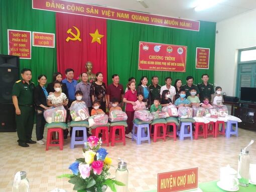Huyện Chợ Mới tặng quà và khám bệnh miễn phí cho người dân, cán bộ, chiến sĩ Đồn Biên phòng Lạc Quới