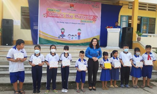 Ra quân Ngày chiến sĩ tình nguyện “Hoa phượng đỏ” tại huyện Phú Tân