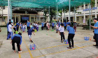 Phú Tân chăm lo năm học mới cho học sinh có hoàn cảnh khó khăn