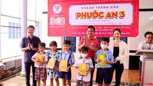 Vĩnh Long: Tiếp sức học sinh đến trường