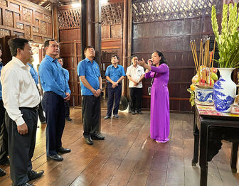 Chủ tịch Tổng Liên đoàn Lao động Việt Nam viếng đền thờ Chủ tịch Tôn Đức Thắng