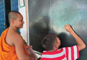 Học chữ trong chùa Khmer