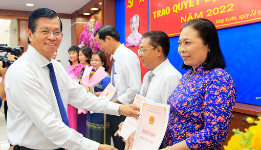 UBND TP. Long Xuyên điều động, bổ nhiệm, bổ nhiệm lại cán bộ lãnh đạo, quản lý ngành giáo dục