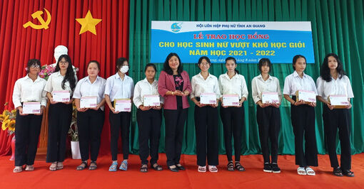 Hội Liên hiệp Phụ nữ An Giang trao 53 suất học bổng cho nữ học sinh vượt khó, học giỏi