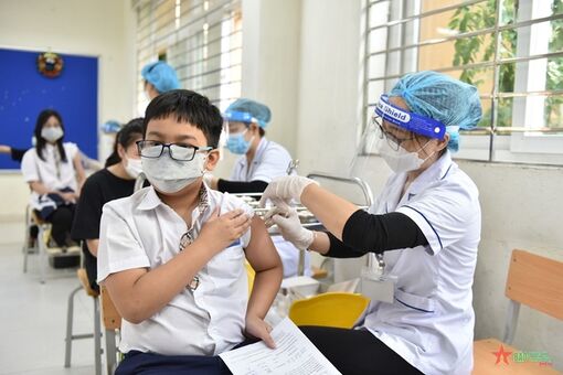 Tiêm vaccine COVID-19 "Vui Trung thu và tựu trường an toàn"