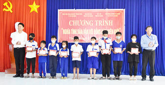 Trao học bổng thuộc Chương trình “Nghĩa tình dân vận với đồng bào biên giới” tại huyện Tịnh Biên