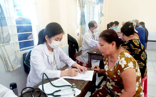 Khám bệnh, phát thuốc miễn phí cho hơn 1.000 người nghèo ở 8 xã biên giới huyện An Phú